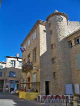 Das Rathaus in der Altstadt von Châteauneuf du Pape von Véronique PAGNIER